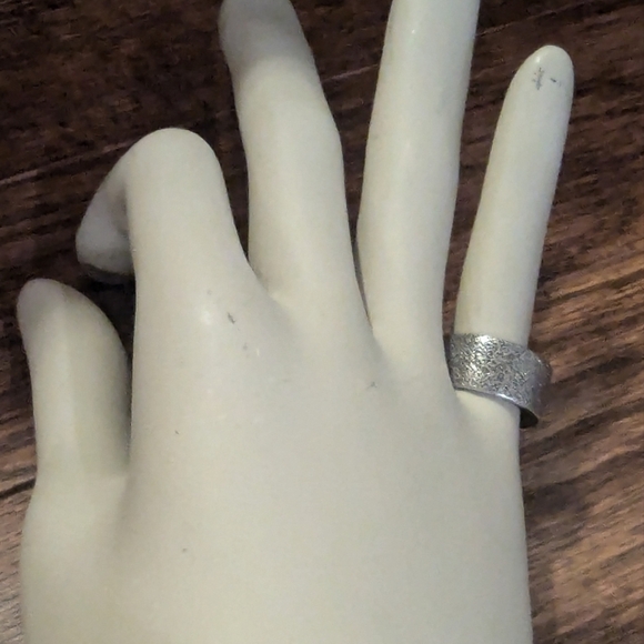 Hammered sterling silver ring handcrafted in Italy. Size 6, 10 mm wide - Picture 4 of 8